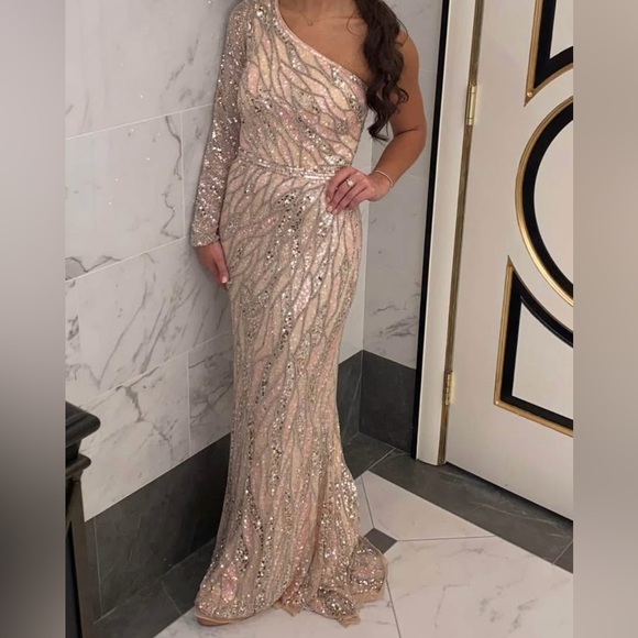 Mac Duggal Embelished One Sleeve Sequin Gown - Picture 1 of 9